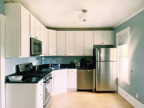 Cozy 1BR Apt Near City Center - Image 4
