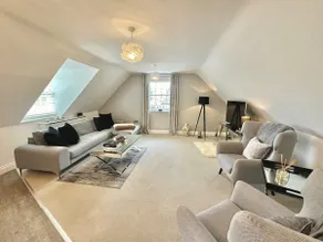 Charming Riverside Stay – Terrace & Free Parking - Image 2