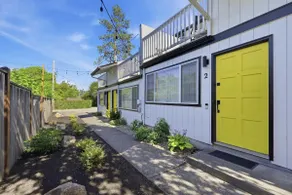 Walkable Upstairs Studio w/King Bed, AC, Fast WiFi - Image 3
