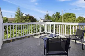Walkable Upstairs Studio w/King Bed, AC, Fast WiFi - Image 5