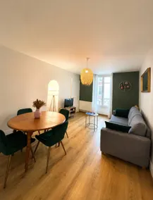 The Charming Burgundy, 2 bedrooms, private parking - Image 2