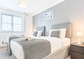 Central Peaceful Home with Parking, Wi-Fi and Garden - Image 2