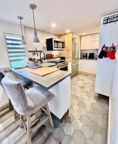 Modern, cozy, split level 1 bedroom apartment - Image 2