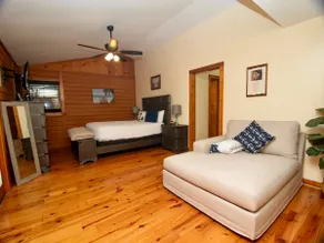 Cabin on the Lake - Image 5