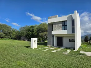 Casa Olivo · Double height, garden and modern design - Image 2