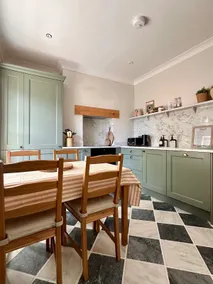 Charming Townhouse Retreat - Image 2