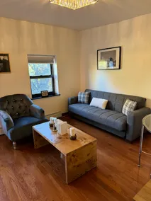 Amazing 3 bedroom apt + private patio - Image 2