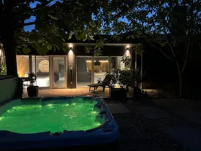 Bluebird Guesthouse Private Jacuzzi House - Image 2