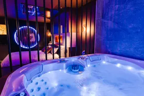 Love Room with King Size Bed and Spa - Image 3