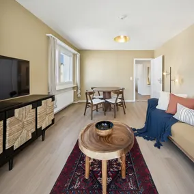 Renovated 3BR · Balcony · Oerlikon Station - Image 5