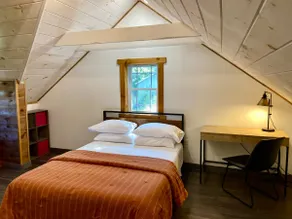 Cozy Lakeside Retreat - Image 5