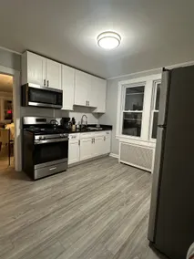 2 bedroom• 3 beds • 1 bath Apartment in Berwyn - Image 4
