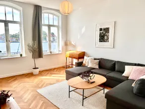 Luxury apartment with harbor view - Image 4