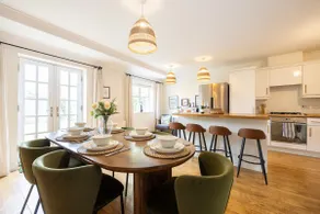 Luxury Spacious 3-Bed City Oasis Just 10 Mins from Centre with Free Parking - Image 2