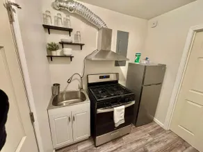 Bed & Bath, 4K 60” TV, Kitchenette Apt (B6) - Image 4