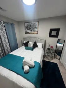 Luxe Central Suburban Retreat - Image 4
