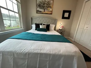Luxe Central Suburban Retreat - Image 5