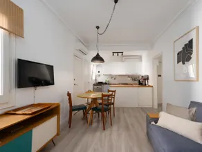 Cosy Sants Apartment - Image 4