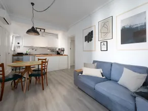 Cosy Sants Apartment - Image 5