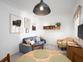 Cosy Sants Apartment - Image 2