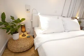 Stylish boutique maisonette (2nd & 1st floor) - Image 3