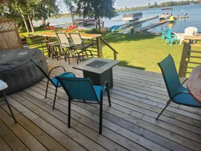 Cozy Clear Lake Waterfront Cabin - Image 4