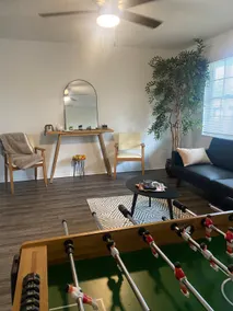 Comfy Getaway + 9 Min IMG! Close to Beaches & Fun - Image 4