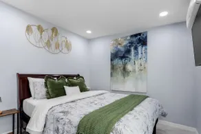 Modern 2BR Home, 2 Queen Beds Near Beaches & Downtown - Image 4