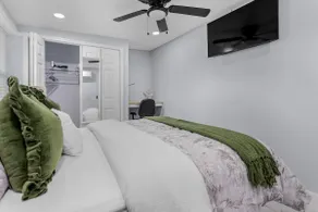 Modern 2BR Home, 2 Queen Beds Near Beaches & Downtown - Image 2