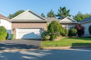 Cozy 4Bedroom Bungalow Bedford - Image 2