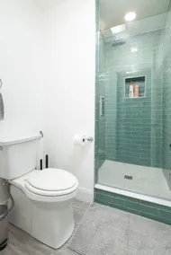 2 Free Parking spots / 4 Bed - 2 Bath / Quiet area - Image 3