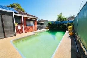 3BR Home with Pool Near Shops, M5 & Train Stations - Image 3