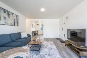 Modern 2 Bedroom Apartment with Washer & Dryer - Image 2