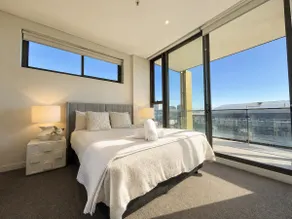 Chic 2 bedroom condo steps to Darling Harbour - Image 3
