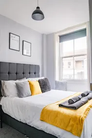 Town Hall Views | Spacious | Central | Sleeps 4 - Image 2