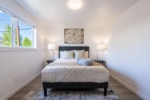 Central 2 Bedroom Apartment with Washer & Dryer - Image 2