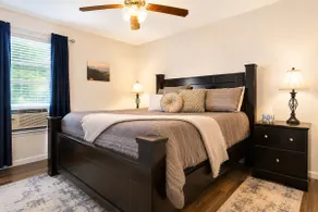 King Bed + Fire Pit | Near Magnolia & Baylor - Image 3