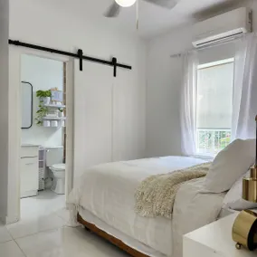 Cozy 2 Bedroom 2 Bathroom City Getaway - Image 4