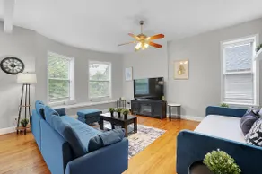 Spacious 3-Bedroom with King Bed & Prime Location - Image 2