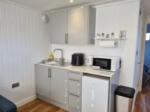 Cheltenham Annexe, free parking, near racecourse - Image 5
