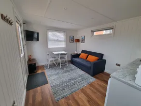 Cheltenham Annexe, free parking, near racecourse - Image 2