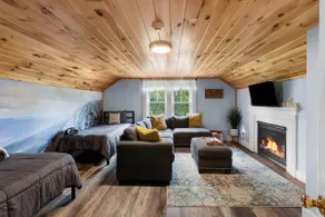 Private 3rd-Floor Retreat, 2BR, Gas Fireplace - Image 2