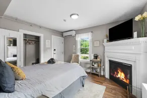 Cozy Queen, Jet Tub & Fireplace, Boutique Inn - Image 2