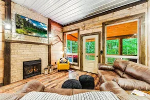 Romantic Cabin Walk to Lake & Dining/Hot tub/Dog - Image 2