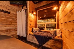 Romantic Cabin Walk to Lake & Dining/Hot tub/Dogs - Image 4