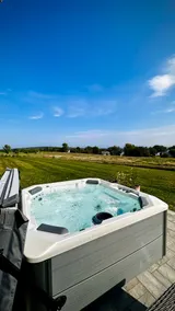 Stylish modern lakehouse w/ Hot tub, Firepit & Gym - Image 3