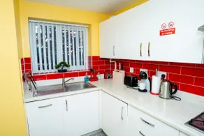 Entire Home 1 min walk-LFC free car park,LIVERPOOL - Image 5