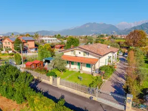 Apartment in a villa with an exclusive garden - Image 5