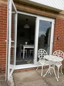 1 Bed Cosy Flat with French doors - Image 4