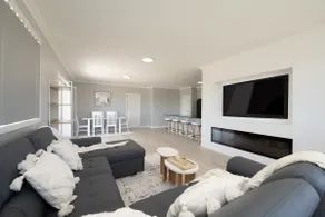 Modern Retreat with Stunning Panoramic Views - Image 2